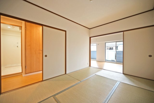 アドリーム伊丹北野の和室|リビング横に位置する和室の内観写真です。 帰宅時にちょっと寝転がりたいときや、家事の合間の休憩などの際に便利です。
