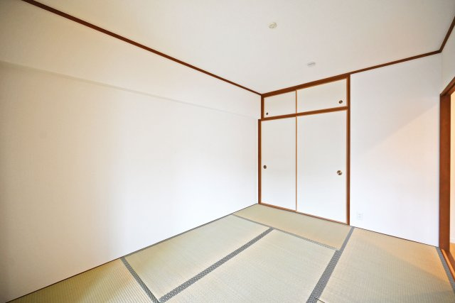 アドリーム伊丹北野の和室|収納スペースは奥行きがあり、お布団や座布団をゆったり収納することができます。 また、容量が大きいため大型の季節物を収納することが可能です。
