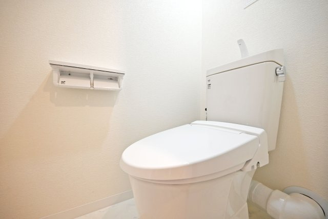 アドリーム伊丹北野のトイレ|温水洗浄便座付きで快適にご利用いただけます。