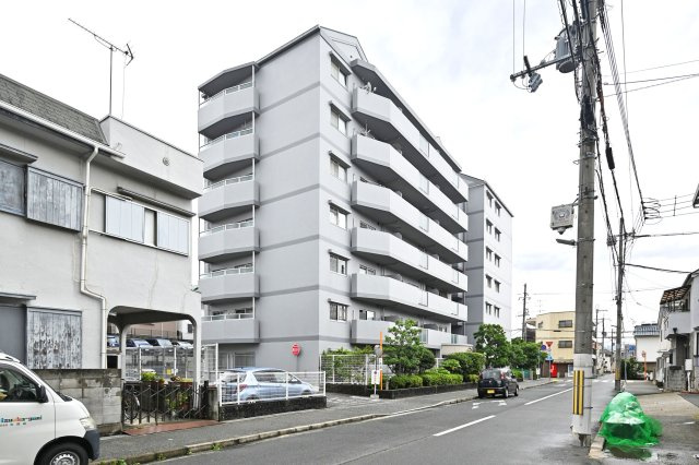 アドリーム伊丹北野の外観|阪急「伊丹」駅バス18分「北センター」停歩6分×南向きバルコニーの3LDK中古マンション！2025年3月室内リフォーム済で大変美麗です。即日ご案内可能◎皆様からのご連絡を心よりお待ちしております。