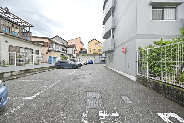 アドリーム伊丹北野の駐車場