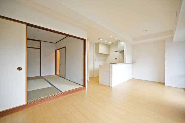 アドリーム伊丹北野の居間・リビング|LDKは約13.4帖の広さを確保。間口いっぱいの大きな窓から陽ざしが入り明るいLDK空間です。リビングとダイニングをしっかりと分けられ、生活にメリハリを作れるのも嬉しいポイントです。