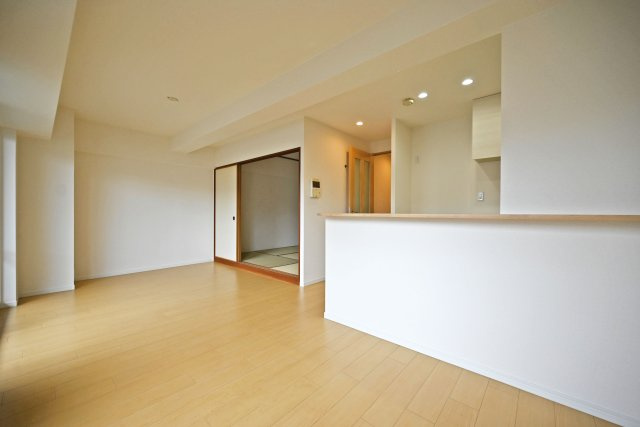 アドリーム伊丹北野の居間・リビング|対面式キッチンでダイニングとの距離も近く料理をダイニングに運んだり、片付けたりするのが楽なので家事の時短に繋がります。