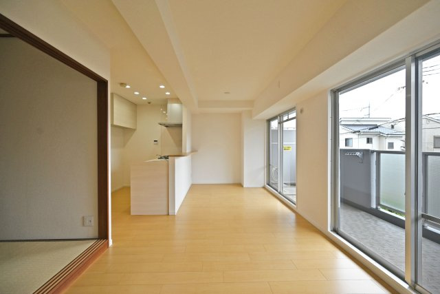 アドリーム伊丹北野の居間・リビング|隣接した居室をリビングと一体に、書斎や趣味のスペースに、来客時には客間としてなど、使い勝手の良い間取りが日々の生活をより豊かにしてくれます。