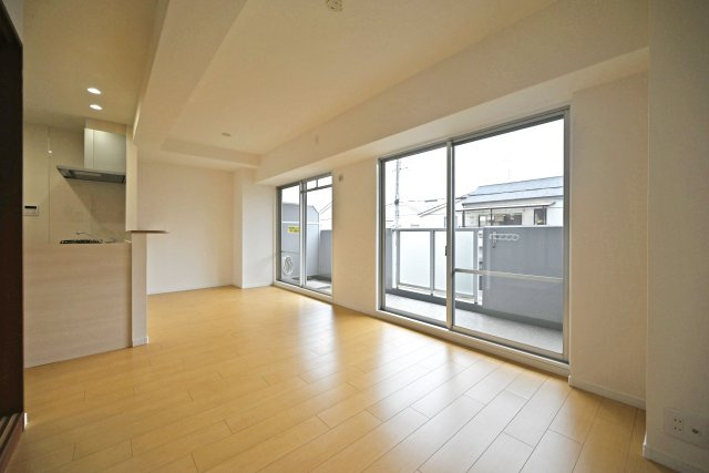 アドリーム伊丹北野の居間・リビング|ご家族みんなで寛げるLDKの空間。 リフォームの際にクロス・フローリング張替済の為、室内大変美麗です。 ぜひ一度、ご内覧ください。