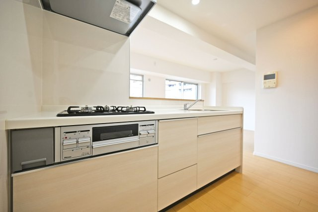 アドリーム伊丹北野のキッチン|収納豊富×機能性充実のシステムキッチン◎ 3口コンロとグリル付きで、お料理の幅が広がる嬉しいキッチンです。