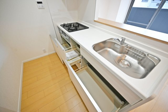 アドリーム伊丹北野のキッチン|天板とワークトップ下の収納は満足のいくスペースが備わっています。 大きな鍋などもゆったりと収納いただけます。