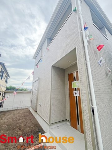 相模原市中央区緑ヶ丘　新築1棟の外観|外壁が周囲の街並みと青空に生えるお洒落な仕上がり！周囲には高い建物のないエリア。青い空が大きく感じますね。