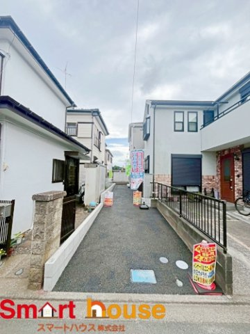 相模原市中央区緑ヶ丘　新築1棟の前面道路含む現地写真|お住まいの前面道路が広いと駐車が楽になり、陽当たりも遮られないので明るく居心地の良いお家になります♪