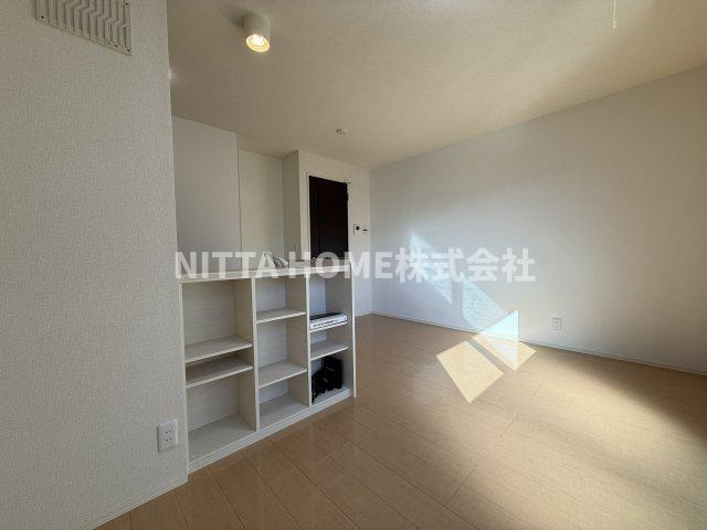 メゾン・ストークの内装|キッチン前の収納もお洒落です♪