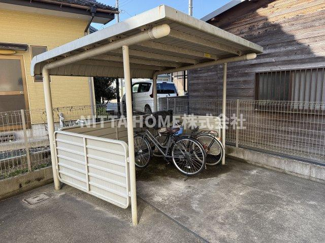 メゾン・ストークのエントランス|屋根付きの駐輪場もあります(^^♪