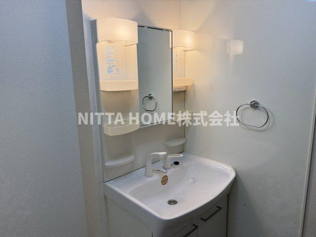 メゾン・ストークの洗面所|シャワー付き洗面化粧台で身支度はバッチリ◎