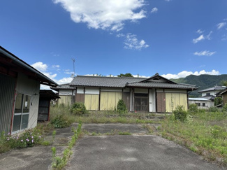 【外観】 | 【北杜市須玉町穴平】平坦な土地に佇む平家物件