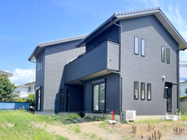 【中古戸建】高崎市矢島町の外観|■外観｜真っ黒のデザインがシンプルで大人格好良いお家☆ぜひご内覧してみてください！