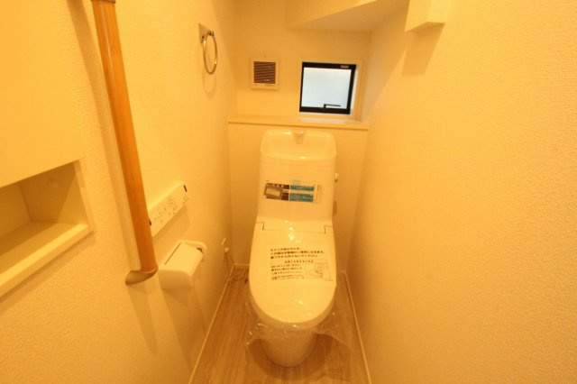 香美市土佐山田町宝町4丁目　5号棟　【内覧可能】（全5区画）　新築戸建のトイレ|1F　温水洗浄便座