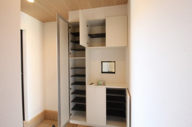香美市土佐山田町宝町4丁目　5号棟　【内覧可能】（全5区画）　新築戸建の収納|玄関収納