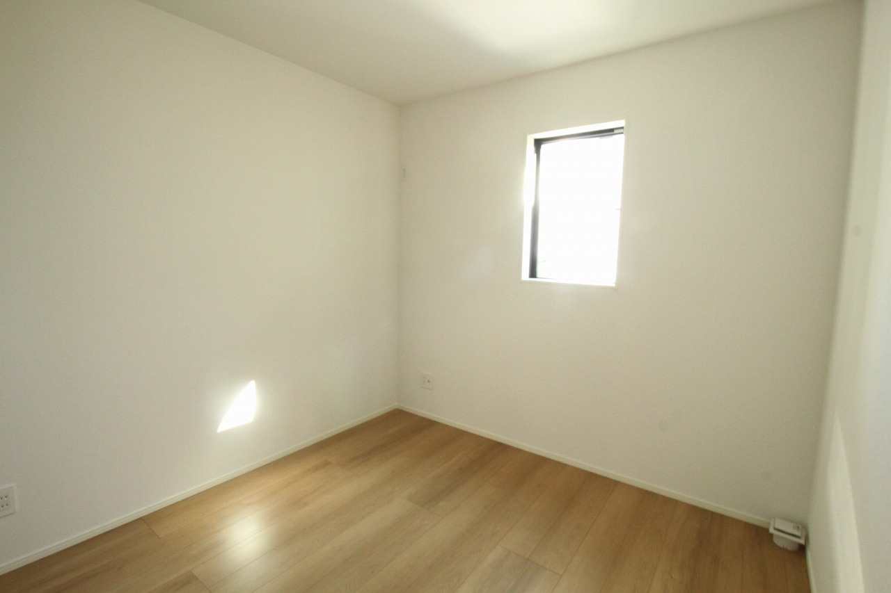 香美市土佐山田町宝町4丁目　5号棟　【内覧可能】（全5区画）　新築戸建の洋室|2F　南西の部屋　5.25帖