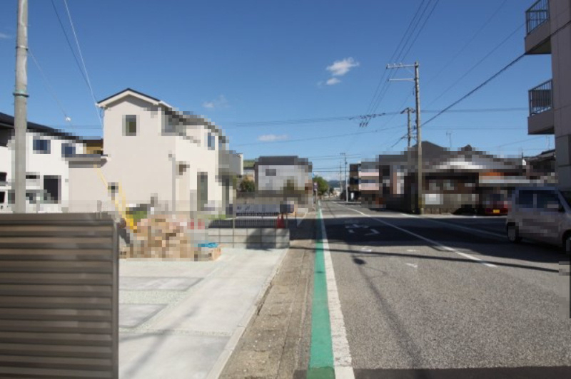 香美市土佐山田町宝町4丁目　5号棟　【内覧可能】（全5区画）　新築戸建の前面道路含む現地写真