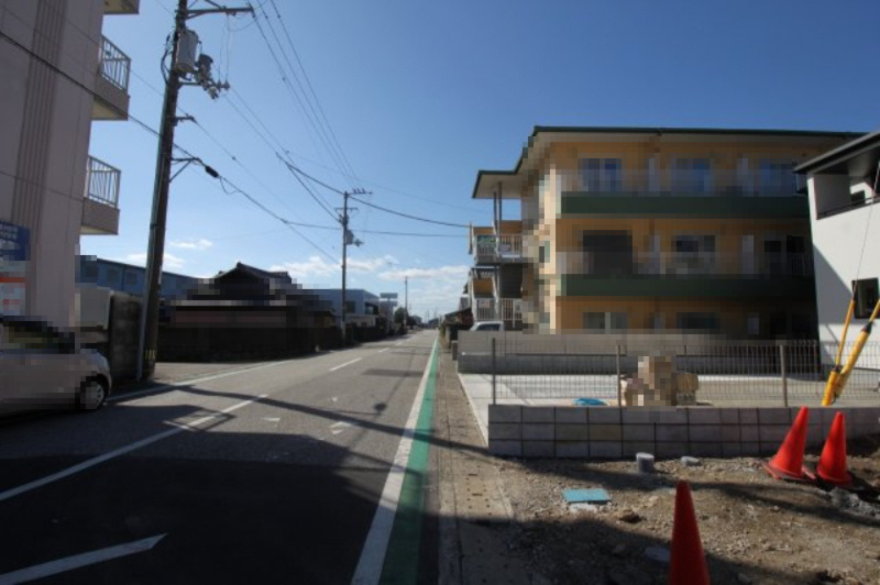 香美市土佐山田町宝町4丁目　5号棟　【内覧可能】（全5区画）　新築戸建の前面道路含む現地写真