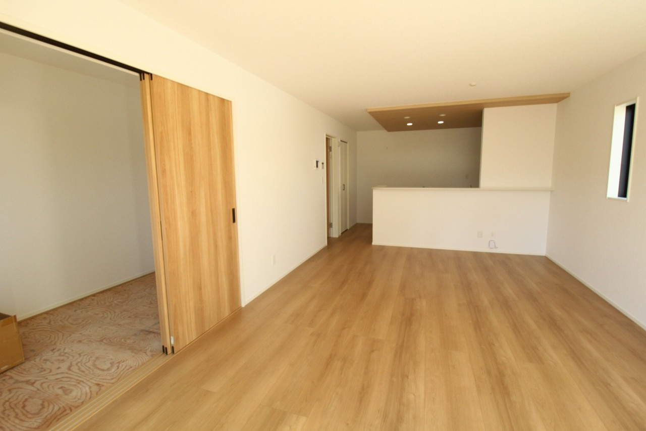 香美市土佐山田町宝町4丁目　5号棟　【内覧可能】（全5区画）　新築戸建の居間・リビング|LDK　18.0帖