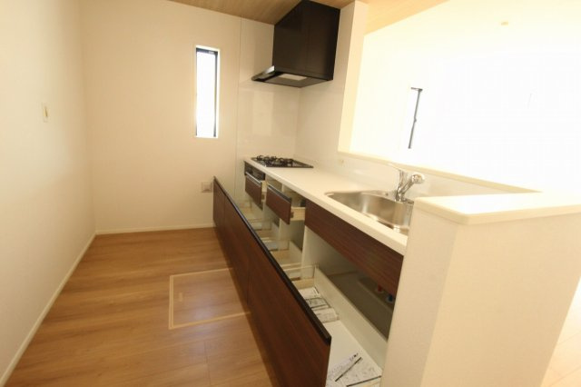 香美市土佐山田町宝町4丁目　5号棟　【内覧可能】（全5区画）　新築戸建のキッチン|カウンターキッチン