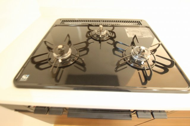 香美市土佐山田町宝町4丁目　5号棟　【内覧可能】（全5区画）　新築戸建のキッチン|３口コンロ