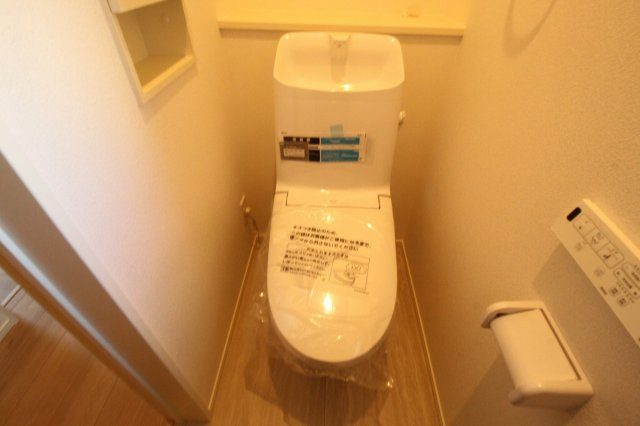 香美市土佐山田町宝町4丁目　5号棟　【内覧可能】（全5区画）　新築戸建のトイレ|2F　温水洗浄便座