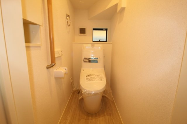 香美市土佐山田町宝町4丁目　5号棟　【内覧可能】（全5区画）　新築戸建のトイレ|1F　温水洗浄便座