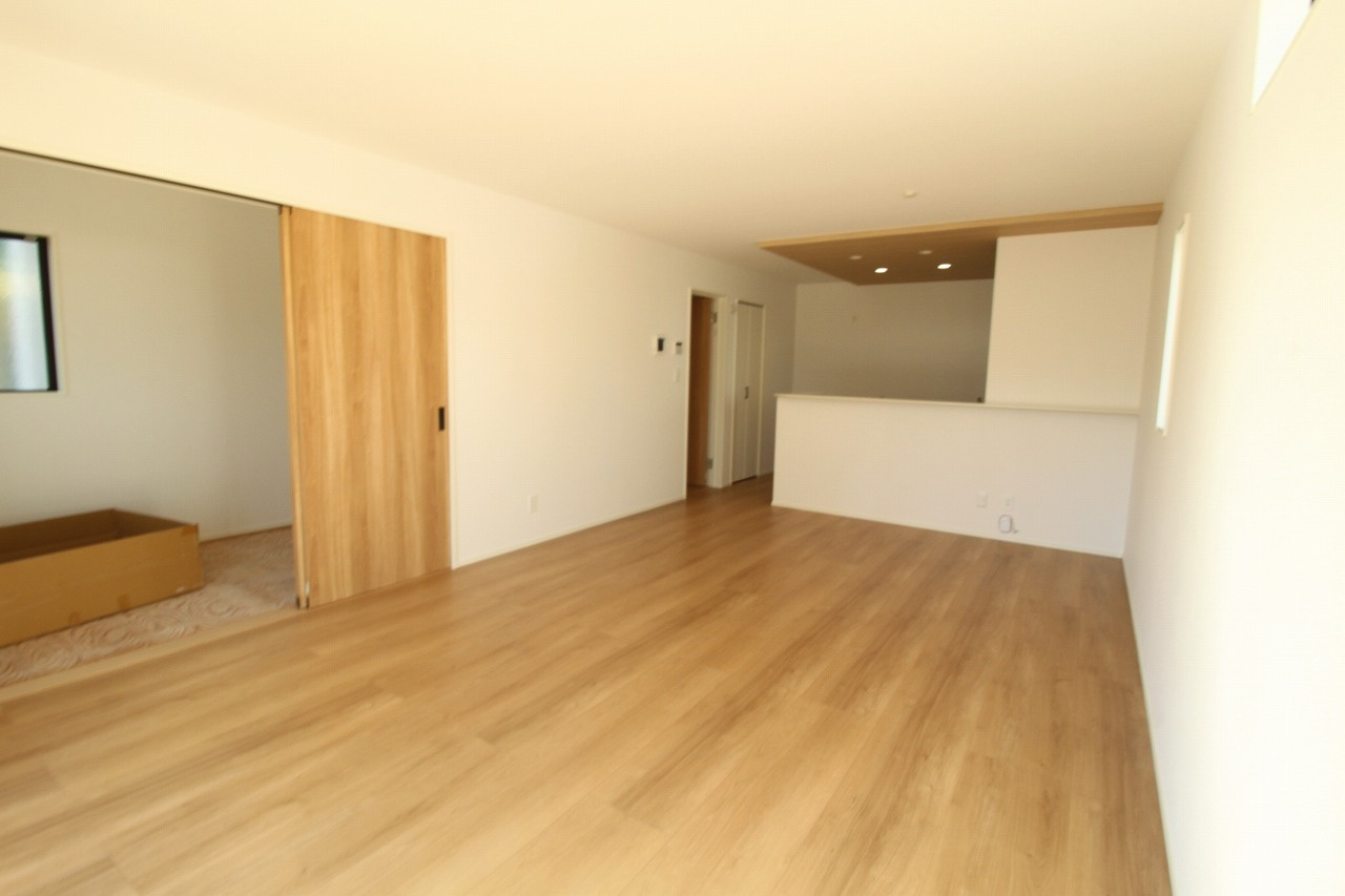 香美市土佐山田町宝町4丁目　5号棟　【内覧可能】（全5区画）　新築戸建の居間・リビング|LDK　18.0帖