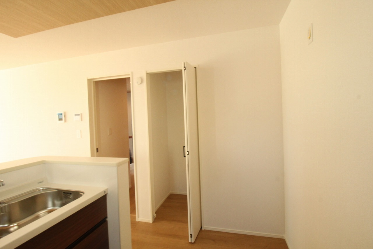 香美市土佐山田町宝町4丁目　5号棟　【内覧可能】（全5区画）　新築戸建の収納|パントリー