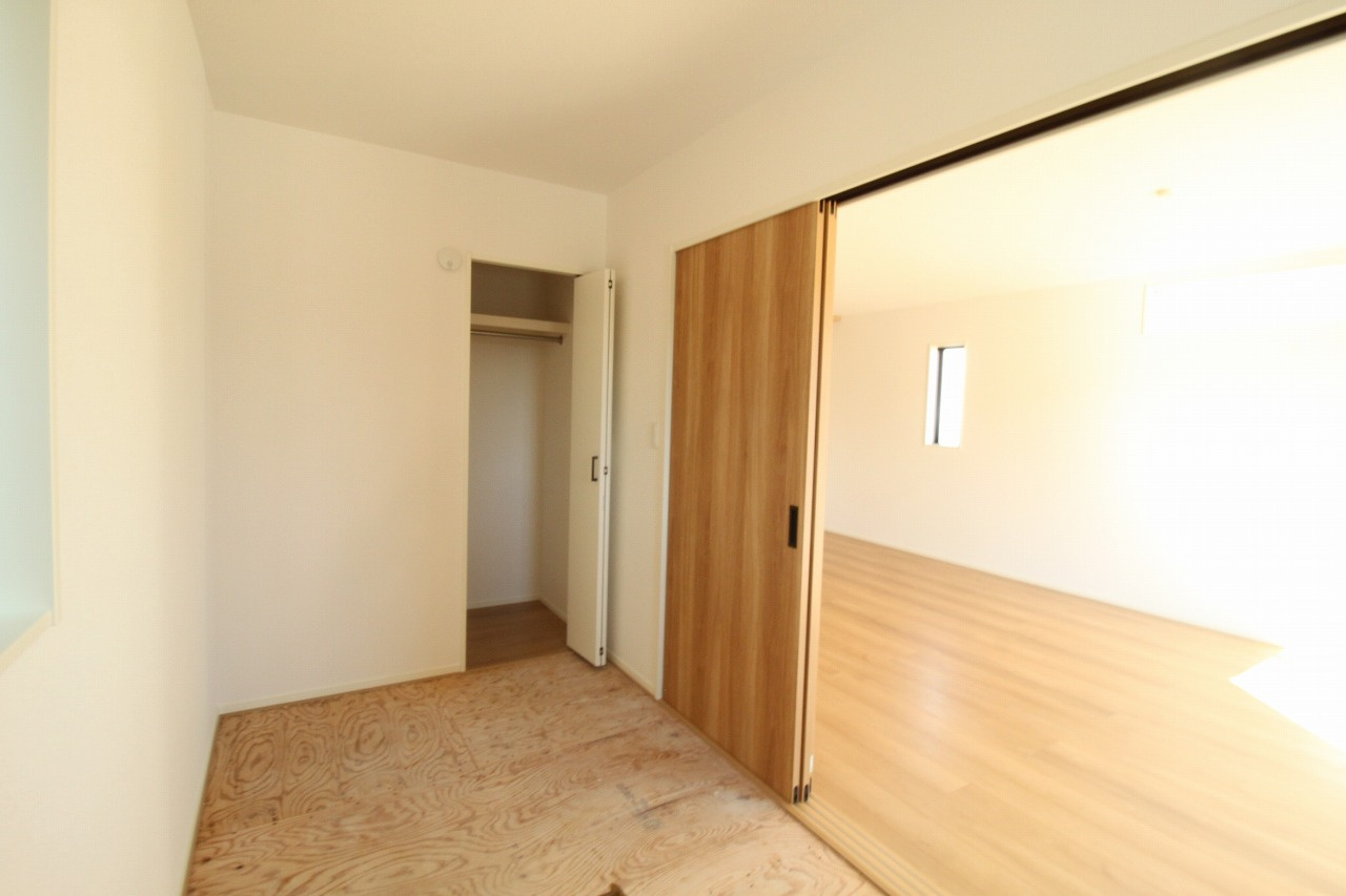 香美市土佐山田町宝町4丁目　5号棟　【内覧可能】（全5区画）　新築戸建の和室|和洋室　4.0帖