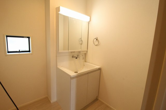 香美市土佐山田町宝町4丁目　5号棟　【内覧可能】（全5区画）　新築戸建の独立洗面台|シャワー付き洗面台