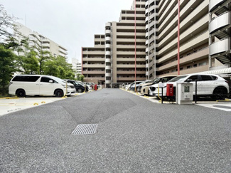 【駐車場】 | マンションの駐車場スペース。空きの有無や駐車料金、サイズ規定などについては、改めてお問い合わせください。～即日のご見学可能～　お問合せはお気軽にどうぞ。