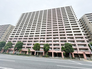 【外観】 | 手入れの行き届いた外壁やエントランスなど、「見ればわかる」レベルで清潔感を保ったマンションです。築年数を感じさせない姿で皆様をお出迎えします。～即日のご見学可能～　お問合せはお気軽にどうぞ。