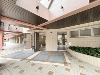 【エントランス】 | オートロックを備えた、マンションのエントランス。やはりセキュリティの観点は欠かすことができません。皆様を“安全”に送り出し、出迎えてくれます。～即日のご見学可能～　お問合せはお気軽にどうぞ。