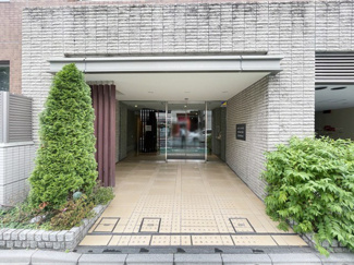 【エントランス】 | お客様を、そして住人を出迎えてくれるマンションのエントランス。ゴミが落ちていないことからも、管理状態の良さや住民の節度の高さが見て取れます。～即日のご見学可能～　お問合せはお気軽にどうぞ。
