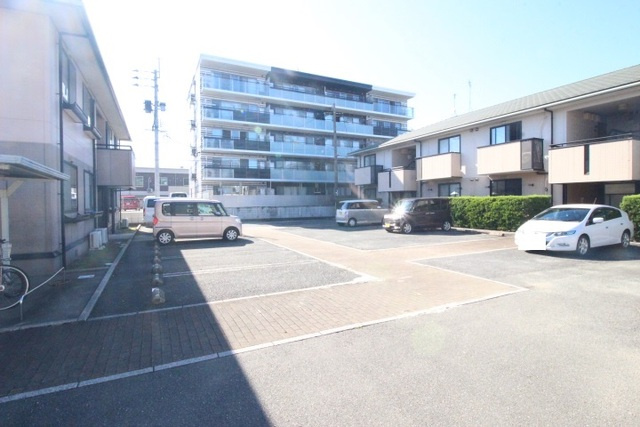 サンビレッジ梅満Cの駐車場|駐車スペースもあります☆