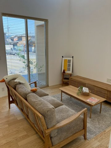 坂出市久米町　縦格子が印象的な和モダンな平屋の居間・リビング