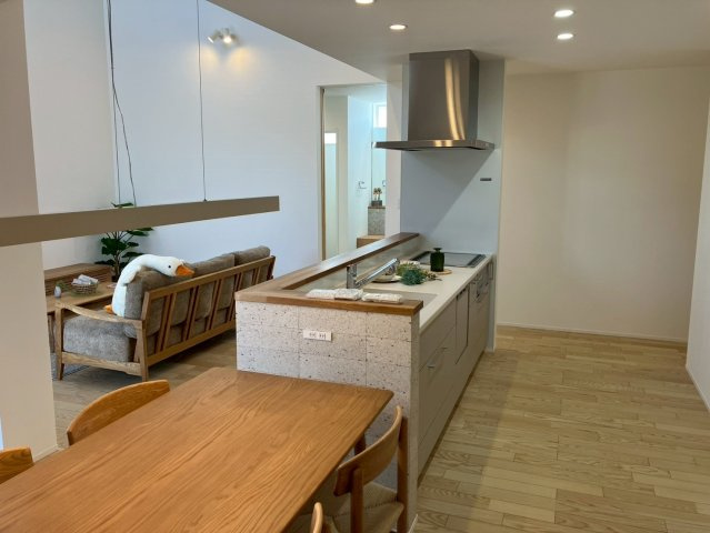 坂出市久米町　縦格子が印象的な和モダンな平屋の居間・リビング