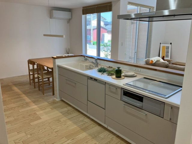 坂出市久米町　縦格子が印象的な和モダンな平屋のキッチン