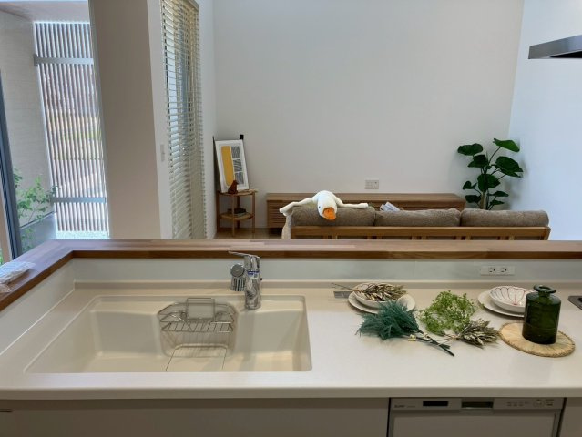 坂出市久米町　縦格子が印象的な和モダンな平屋のキッチン