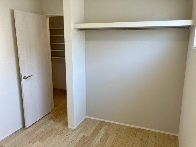 坂出市久米町　縦格子が印象的な和モダンな平屋の洋室