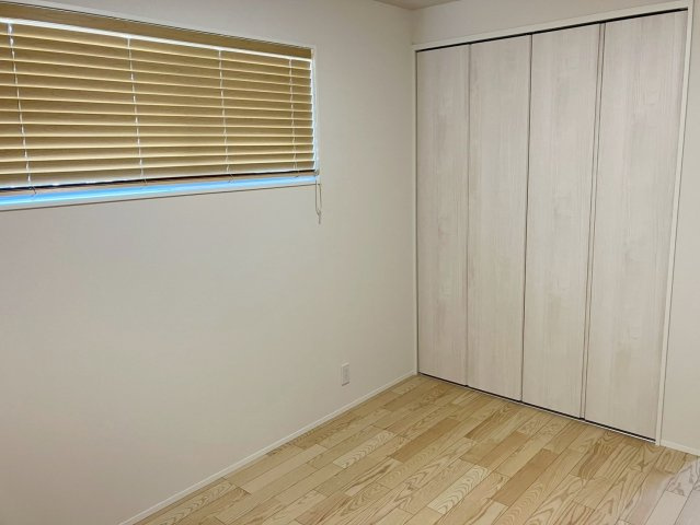 坂出市久米町　縦格子が印象的な和モダンな平屋の洋室