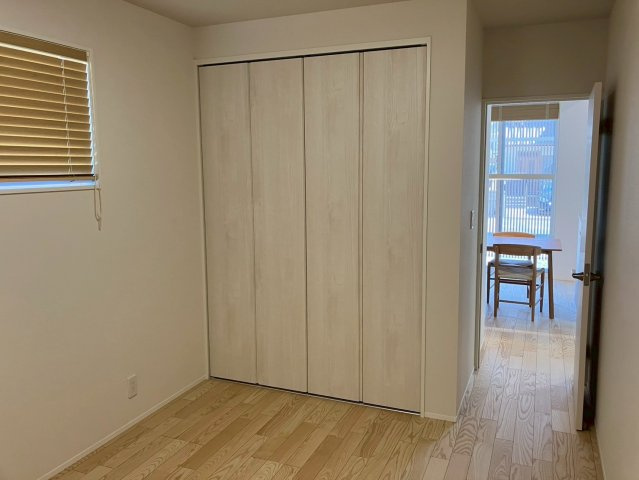 坂出市久米町　縦格子が印象的な和モダンな平屋の洋室