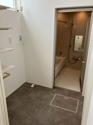 坂出市久米町　縦格子が印象的な和モダンな平屋の洗面所