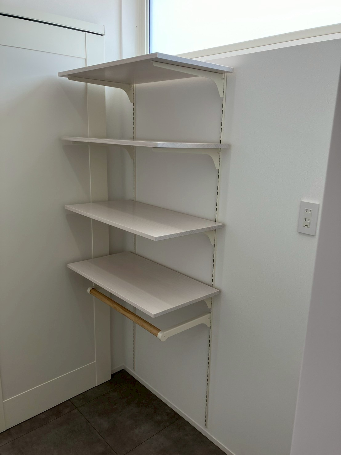 坂出市久米町　縦格子が印象的な和モダンな平屋の洗面所