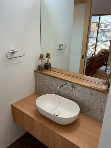 坂出市久米町　縦格子が印象的な和モダンな平屋の洗面所