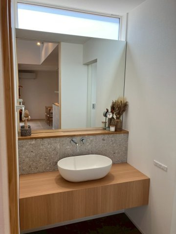 坂出市久米町　縦格子が印象的な和モダンな平屋の洗面所