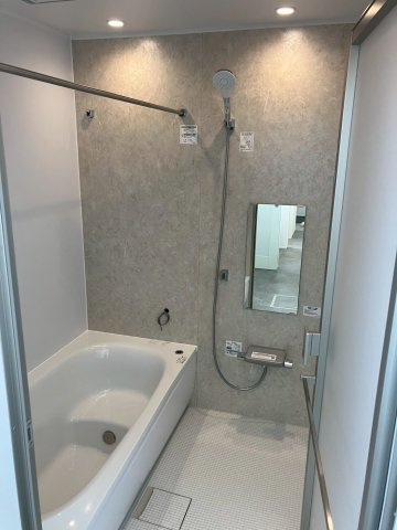 坂出市久米町　縦格子が印象的な和モダンな平屋の浴室