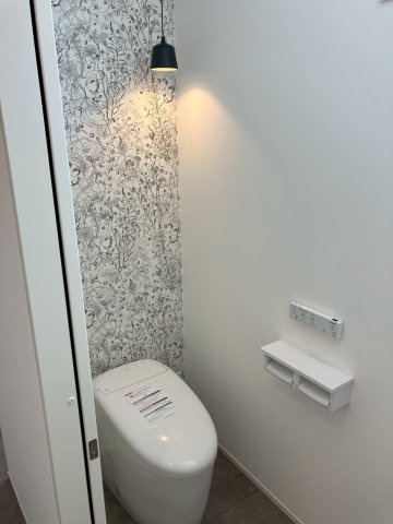 坂出市久米町　縦格子が印象的な和モダンな平屋のトイレ